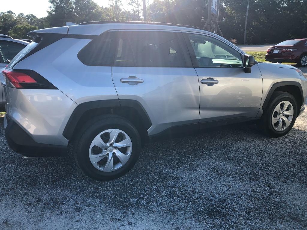 2020 Toyota RAV4 LE's photo